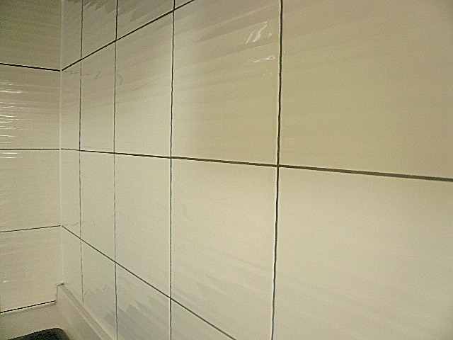 コープ野村六本木Ⅱ　白い清潔感あるタイル