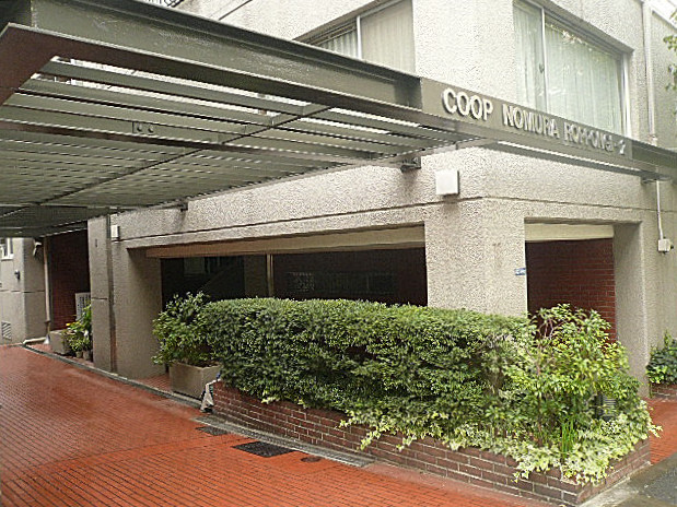 コープ野村六本木Ⅱ　エントランス前