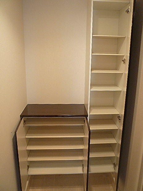 麻布狸穴ナショナルコート　トールサイズ・カウンター付と2種類ある玄関収納