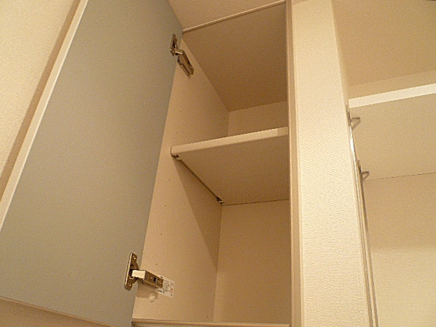 麻布狸穴ナショナルコート　洗濯置き場隣にある収納です。