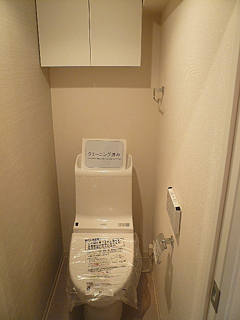 麻布狸穴ナショナルコート　ウォシュレット付トイレです。