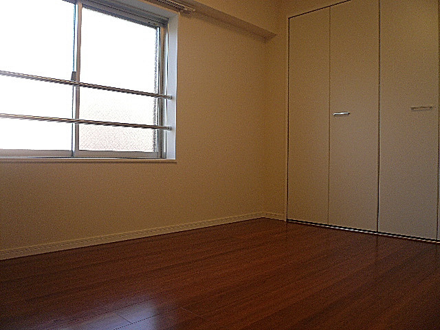 麻布狸穴ナショナルコート　玄関入り右側にある洋室です。