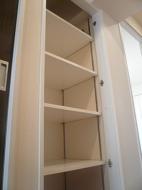 麻布狸穴ナショナルコート　廊下にある可動棚です。