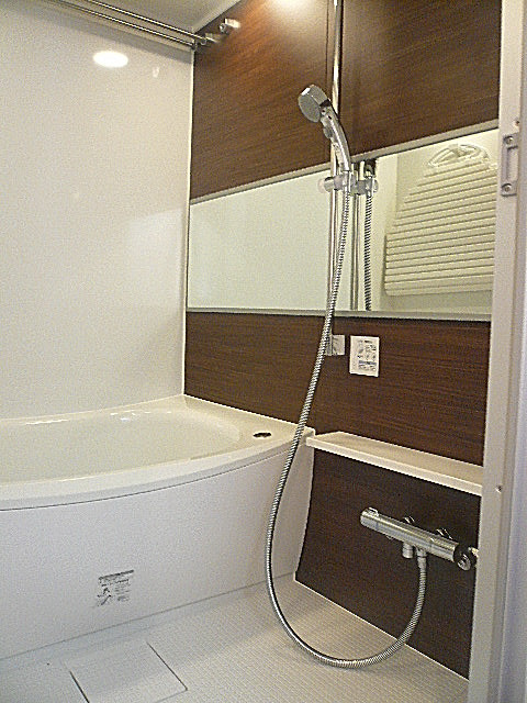 麻布狸穴ナショナルコート　落ち着きのある浴室です。