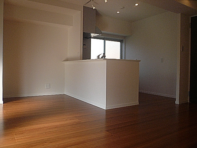 麻布狸穴ナショナルコート　真っ白なカウンターキッチン