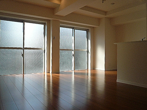 麻布狸穴ナショナルコート　光が射し込むＬＤＫ