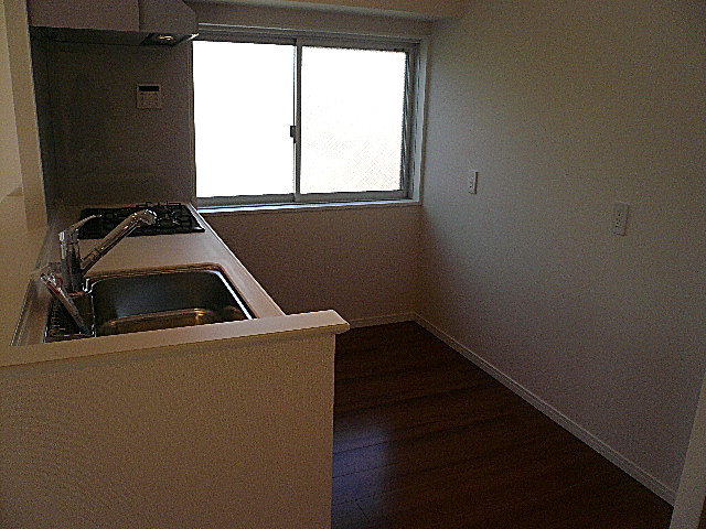 麻布狸穴ナショナルコート　キッチンには窓もあります。