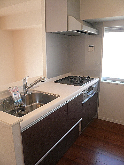 麻布狸穴ナショナルコート　キッチンには窓もあります。