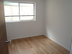 マンション都立大　玄関右にある4.3帖・洋室です。203