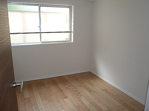 マンション都立大　玄関右にある4.3帖・洋室です。203