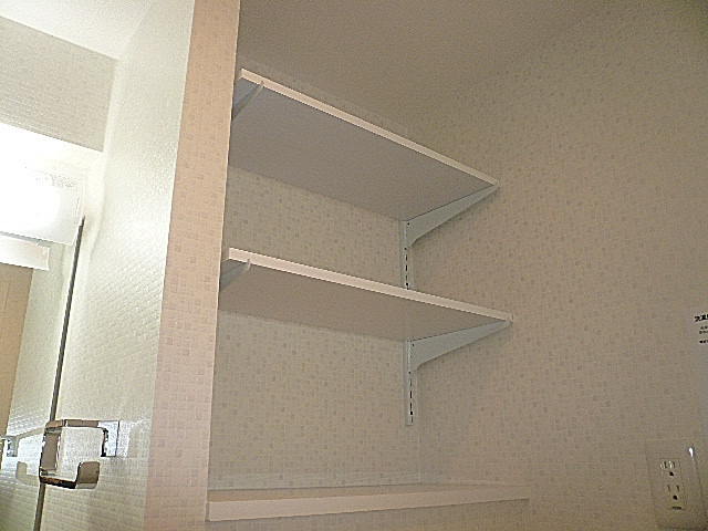 マンション都立大　収納棚203