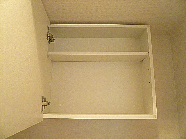 マンション都立大　トイレの吊戸棚203