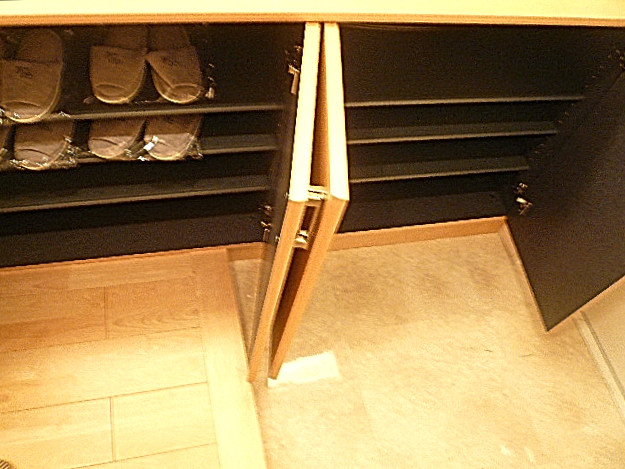 セブンスターマンション東山　ワイドに広がる玄関収納。