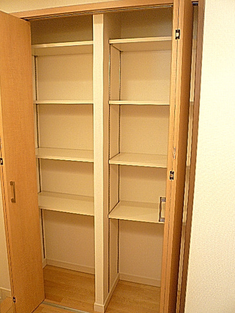 セブンスターマンション東山　廊下にある玄関収納。