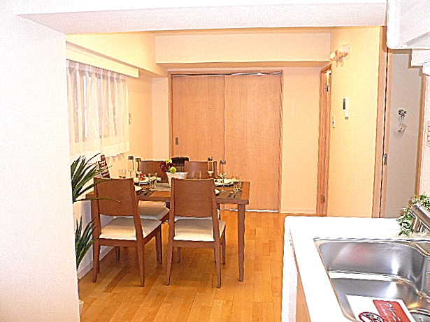 セブンスターマンション東山　ダイニングキッチン8.1帖です。