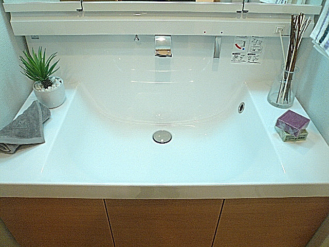 セブンスターマンション東山　洗面ボウルサイドも嬉しいスペース。