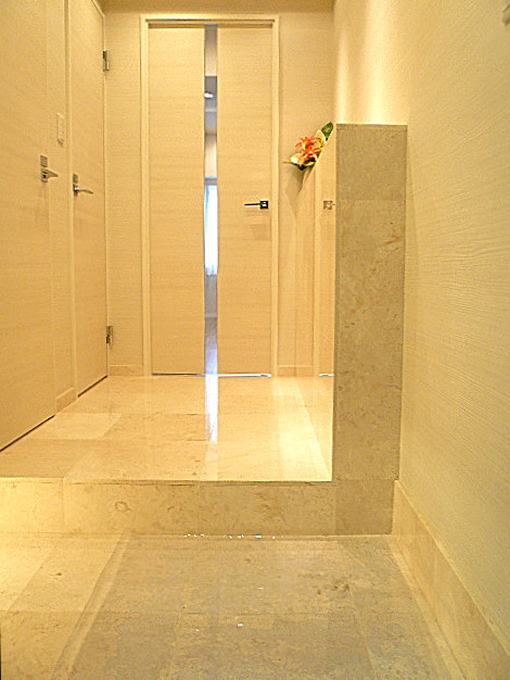 六本木ハイツ　天然大理石貼りの玄関ホール