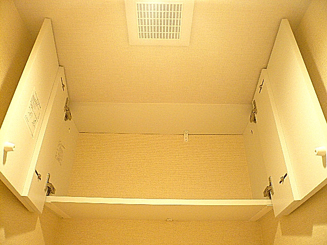 六本木ハイツ　トイレ吊戸棚