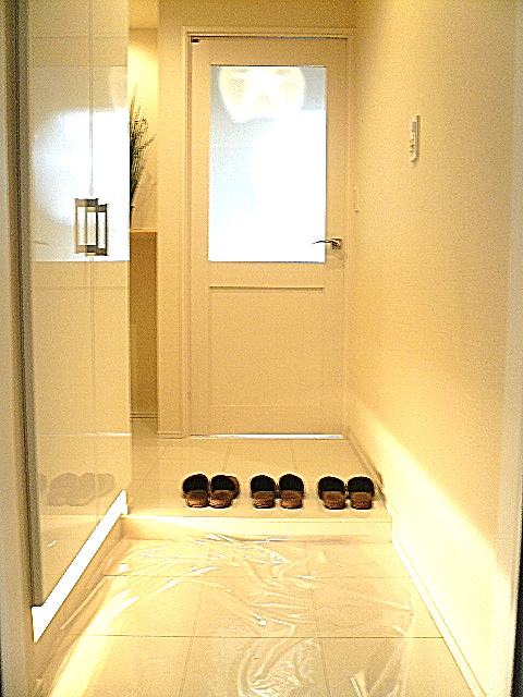 メゾン・ド・エビス　ホワイトな玄関ホール