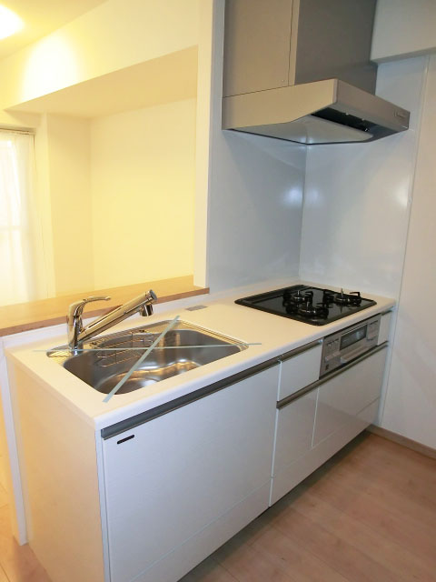 アクセントクロスがおしゃれなキッチン