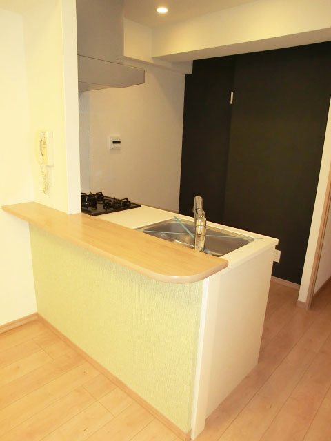 アクセントクロスがおしゃれなキッチン