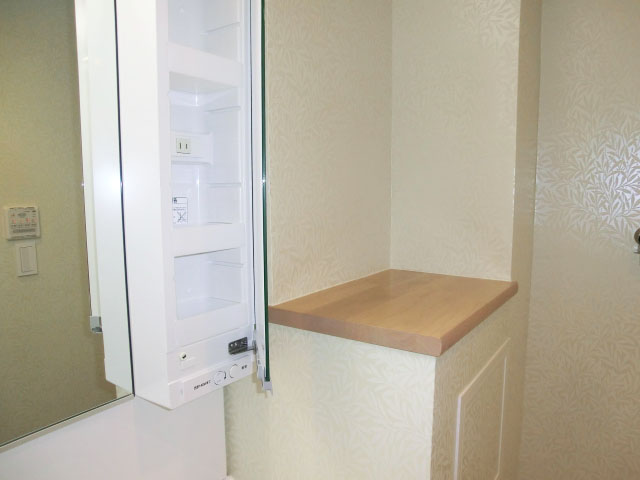 サイドにはカウンターとキャビネット