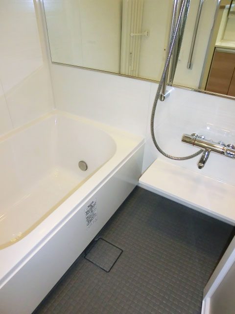 クリーンなイメージのバスルーム