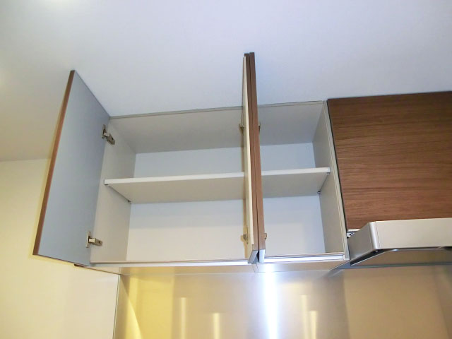 上部には吊戸棚