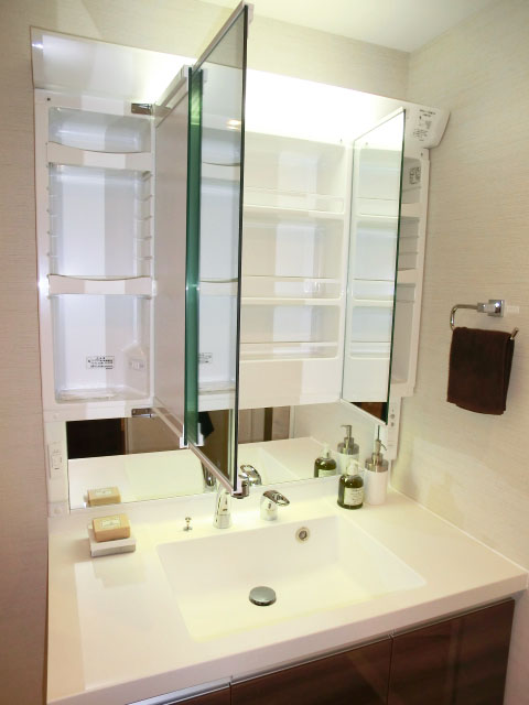 鏡裏がキャビネットとなる洗面化粧台