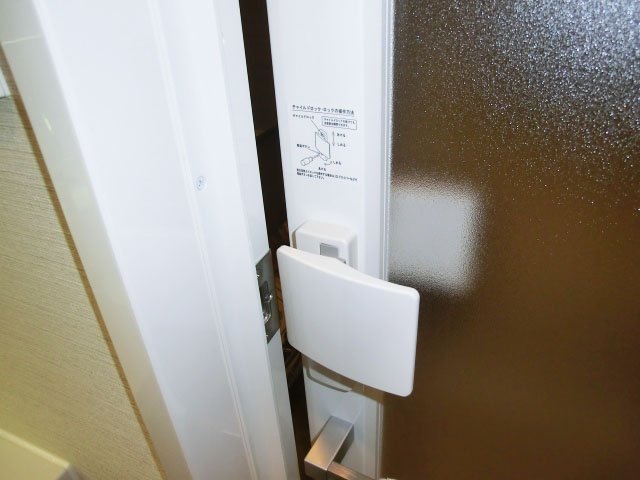 チャイルドロック付・バスルームのドア