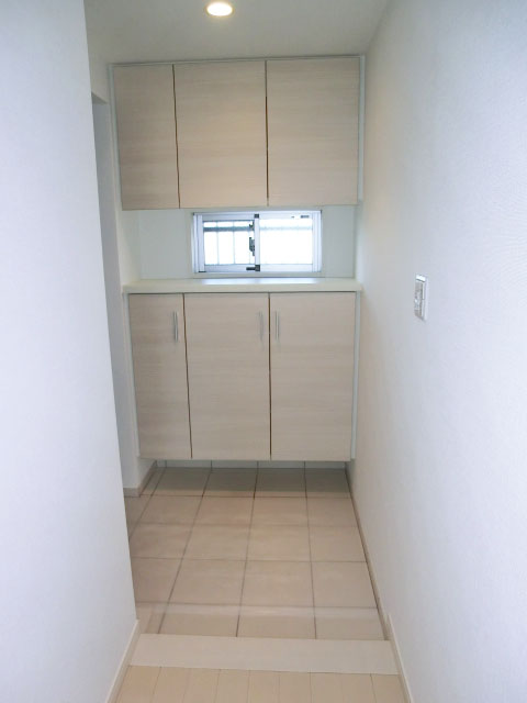 窓がある明るい玄関