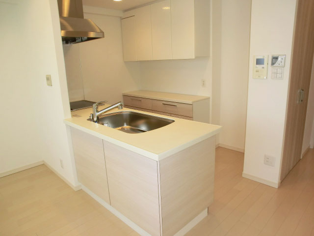 食器棚が設置されたキッチン