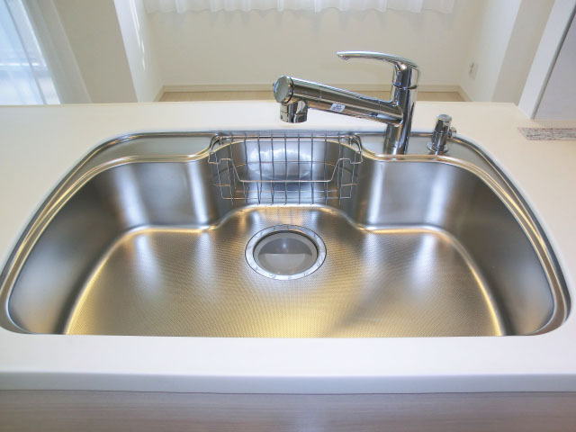 シンクの水栓は浄水器内蔵タイプ