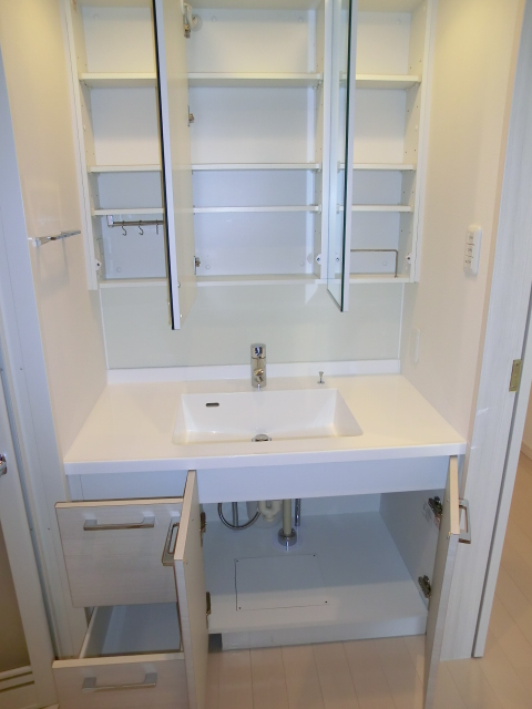 三面鏡裏はキャビネット