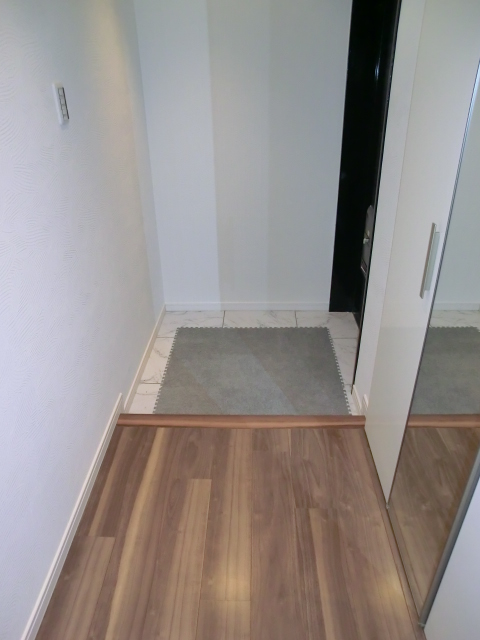 ヴィラグレイス西落合　大理石模様のタイルが高級感ある玄関