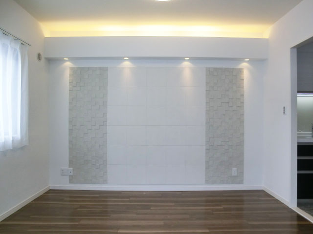 ヴィラグレイス西落合　リビングダイニング壁面のエコカラット