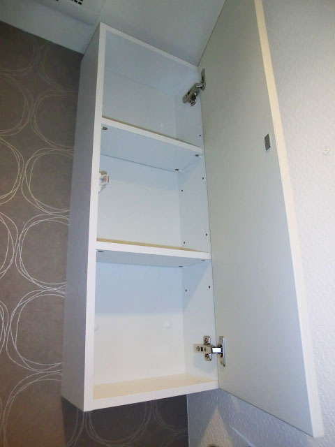 ヴィラグレイス西落合　吊戸棚にアクセントクロス