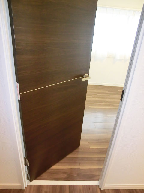 ヴィラグレイス西落合　お部屋のドアにもアクセントモチーフが入っています