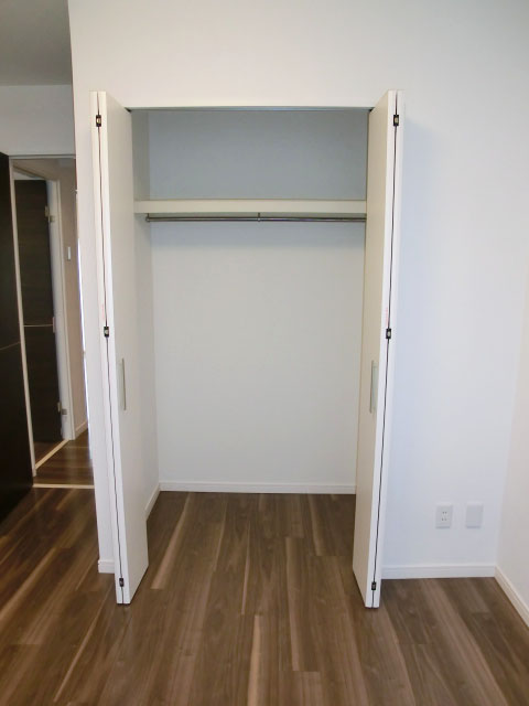 ヴィラグレイス西落合　約5.3帖の洋室　収納