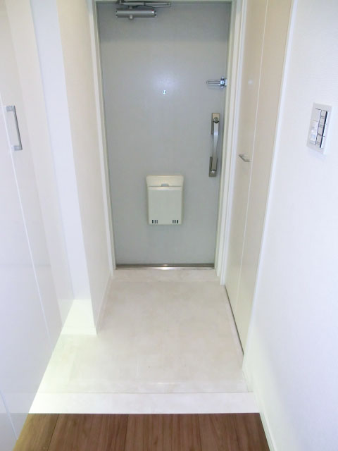 西新宿ハウス　ホワイト基調で明るい玄関501