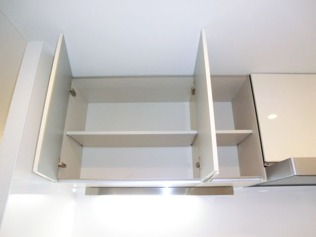 西新宿ハウス　キッチン上部の吊戸棚501