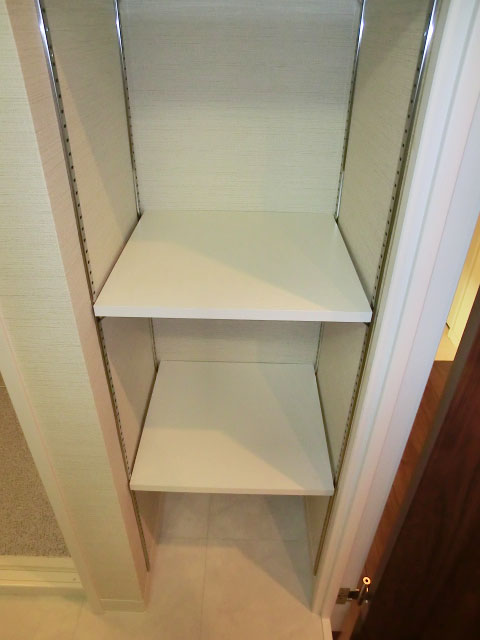 西新宿ハウス　リネン庫の棚板は可動式501