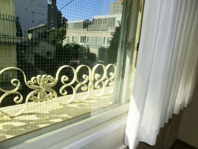 シャンボール松濤　リビング窓は二重サッシ