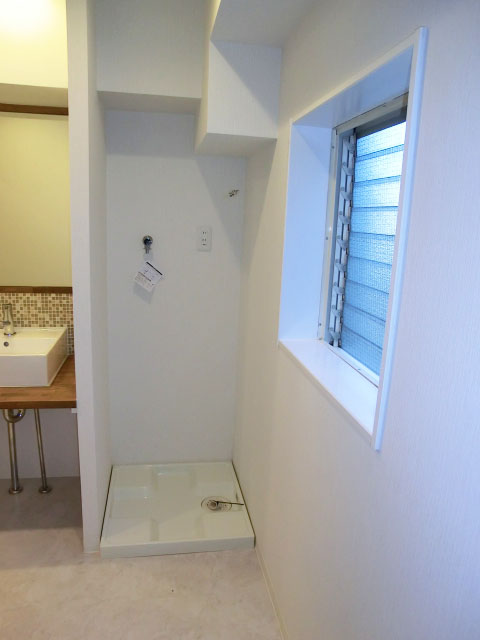 シャンボール松濤　洗面室にも窓があります