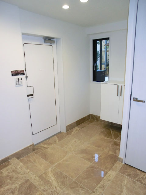 天然大理石貼りの玄関