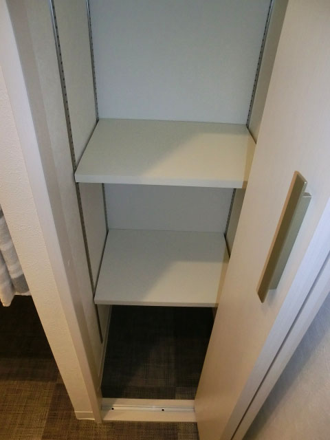 洗面化粧台横にはリネン庫