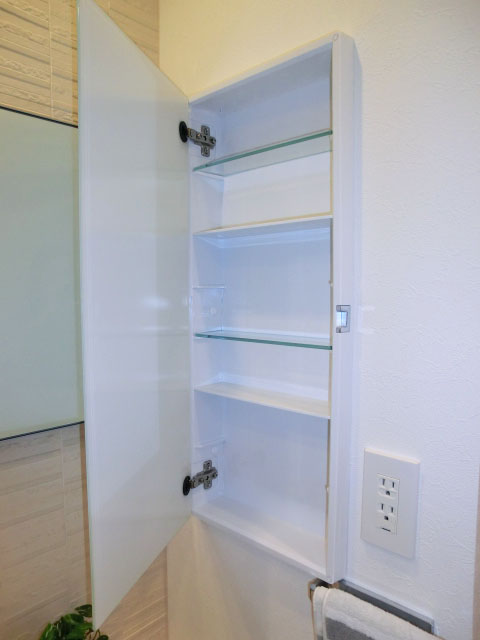 両サイドに収納あり