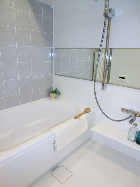 ラグジュアリーな雰囲気のバスルーム