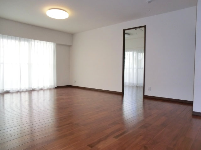 第23宮庭マンション　約19.0帖の広々リビングダイニング