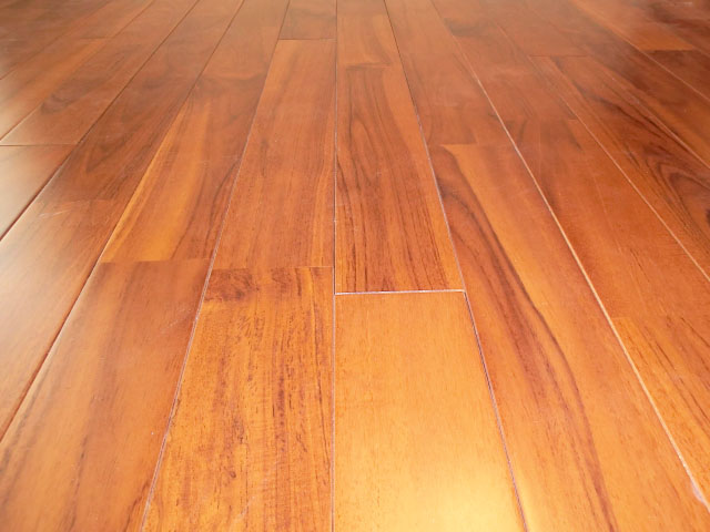 第23宮庭マンション　チーク材のフローリング